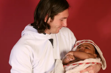 Сделанное в 2007 году фото Месси с малышом стало знаковым – тот малыш стал лучшим футболистом