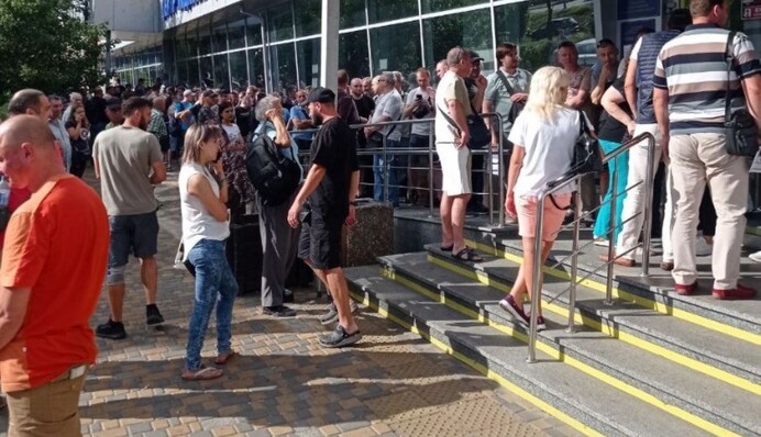 В Украине военнообязанные выстраиваются в огромные очереди в ЦНАПы: в сети показали кадры