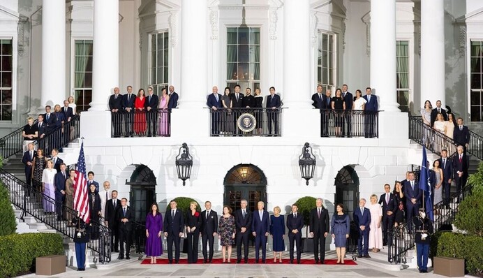 Зеленского разместили на балконе для масштабного фото участников саммита НАТО