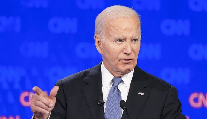 Сенатор-демократ призвал Байдена сняться с гонки