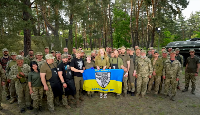 Оля Полякова устроила шоу на позициях бригады ВСУ