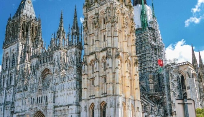 У Франції загорівся шпиль Руанського собору