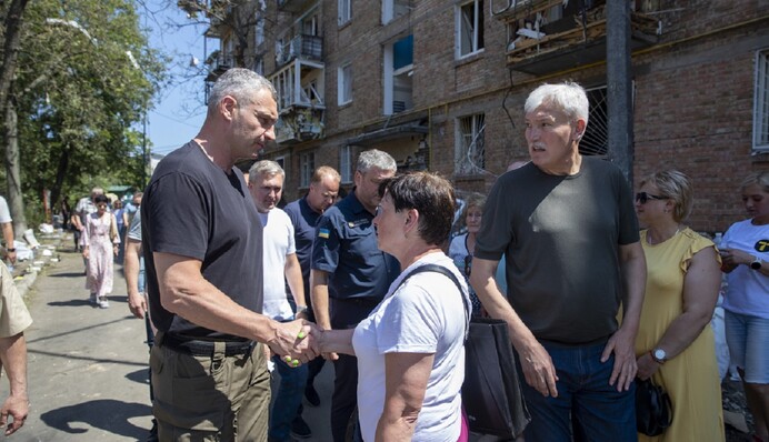 Мешканцям будинка на Сирці, пошкодженого ракетою рф, надається вся необхідна допомога - Кличко