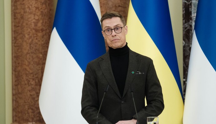 Президент Фінляндії вважає неправильним обмежувати Україну у використанні наданої зброї