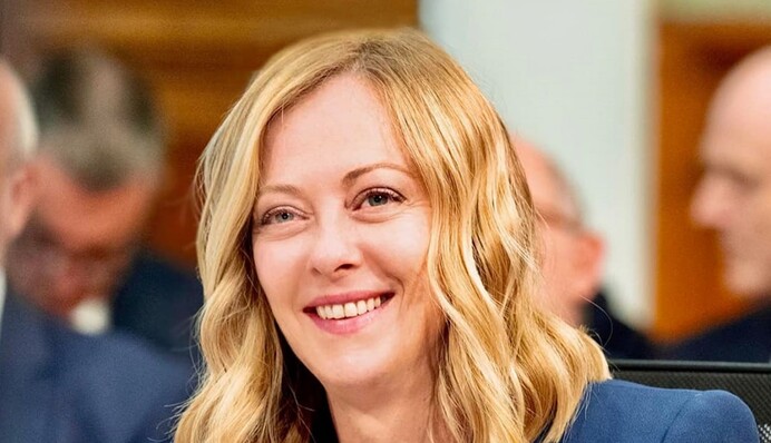 Кумедний жест прем’єрки Італії на саміті НАТО потрапив на відео та став вірусним