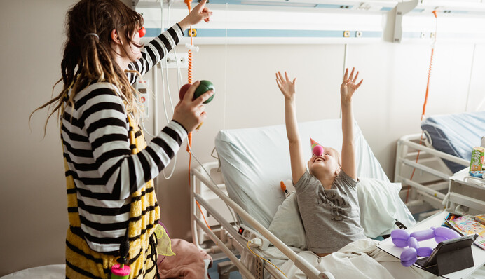 Лікарі були всі в крові, але дитину врятували: очевидиця розкрила моторошні подробиці удару по 