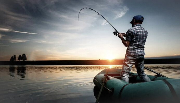 Херсонські рибалки влучили рибиною у російський дрон — відео стало вірусним