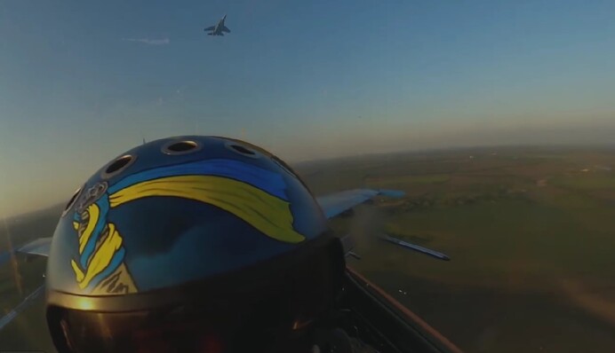 Украинские пилоты показали яркое видео, как бьют врага