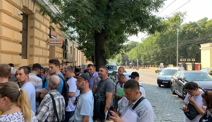 В последний день обновления данных мужчины "штурмуют" ЦНАПы и ТЦК