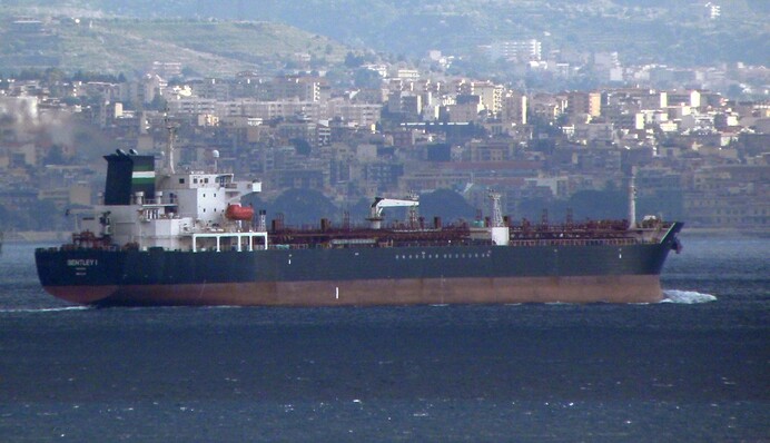 Хусити атакували танкер, що плив з РФ до Китаю