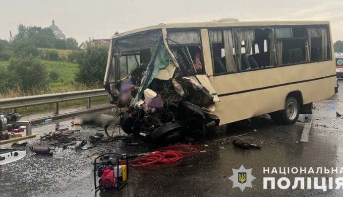 Біля Львова у ДТП з маршруткою загинули водій та пасажири