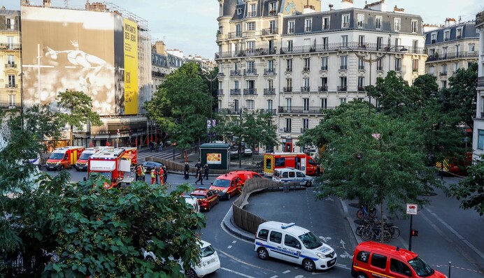 У Парижі автівка врізалася в кафе: є поранені та загиблий