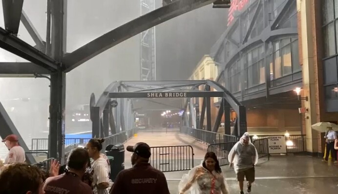 Потужний шторм у Нью-Йорку зніс бомбардувальник та зірвав дах із церкви XIX ст.