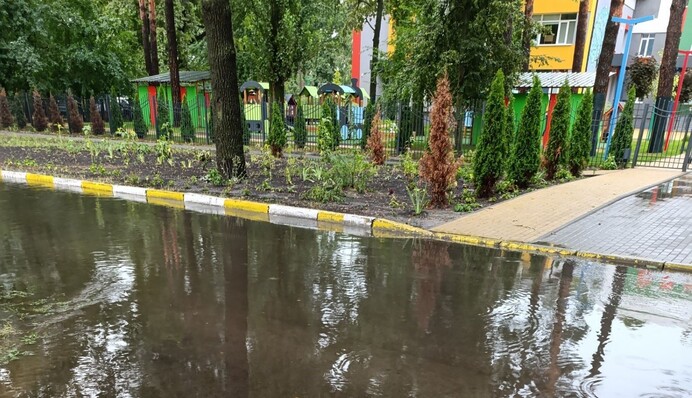 Под Киевом ливень превратил двор многоэтажки в 