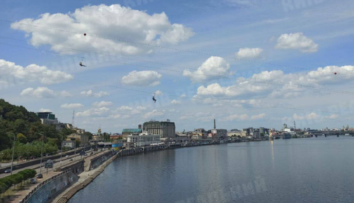 У Києві обірвався трос з людиною на атракціоні над Дніпром