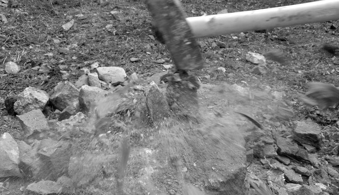 Под Москвой неизвестный прошелся кувалдой по памятникам Ленину и Сталину