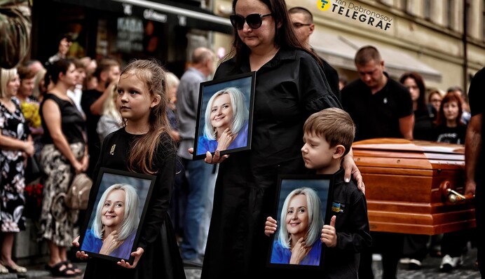 Дочь и внуки Фарион на прощании с ней попали на трогательное фото