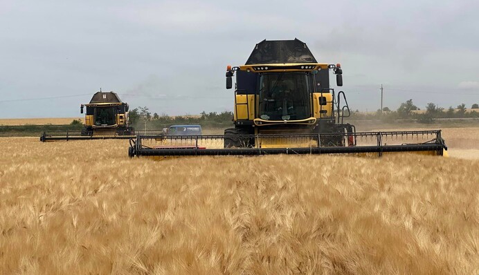 Россияне атаковали комбайн в Сумской области: есть погибший и раненый