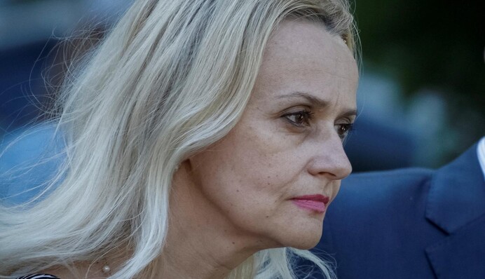 Сотни людей: появились видео с похорон Фарион