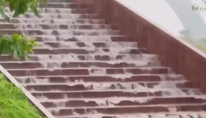 Потоп в результате ливня в Киеве сняли на видео