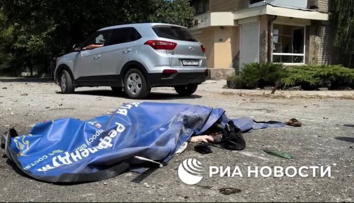 В плакате, которым накрыли погибшую в оккупированном Донецке, увидели символизм