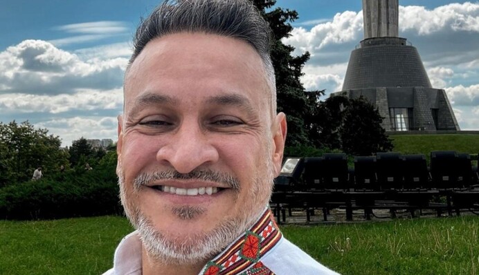 Эктор Хименес-Браво внезапно под елкой поздравил всех с Новым годом