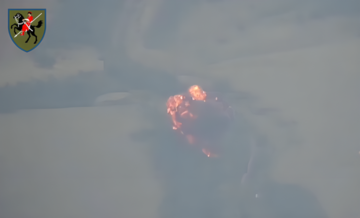 Падіння та вибух підбитого російського Су-25 зняли на відео