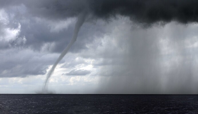 Недалеко от российского Сочи прошел мощный смерч