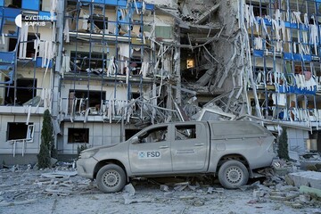 З'явились фото наслідків удару по екопарку і офісу демінерів у Харкові