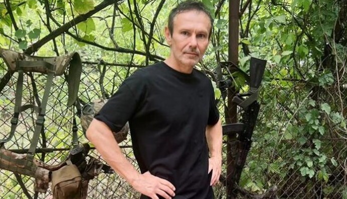 Вакарчук під час виступу біля «нуля» показав круту реакцію на вибух — відео