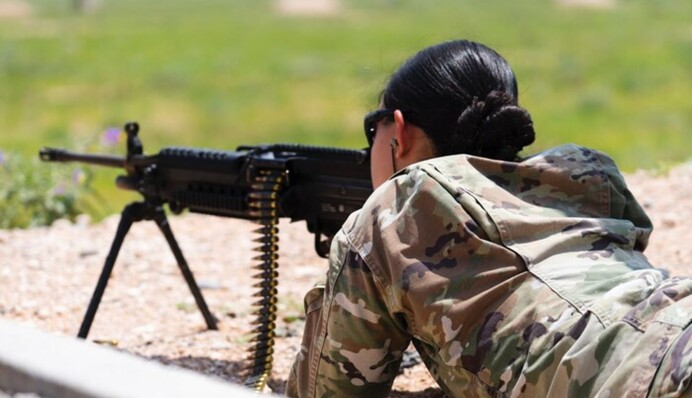 Первые осужденные женщины подписали контракт с ВСУ