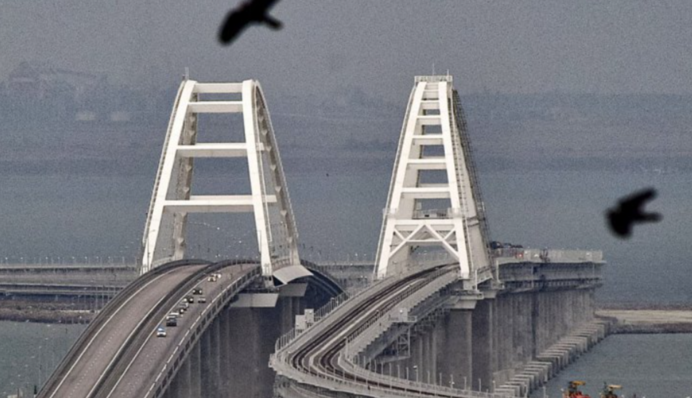 Росія панічно укріплює Кримський міст та залучає десятки барж для захисту