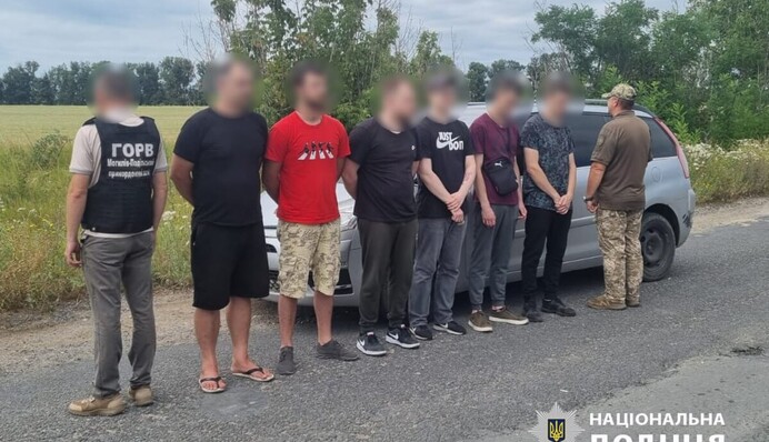 По $6000 з клієнта: на Вінниччині викрили схему заробітку на втікачах за кордон