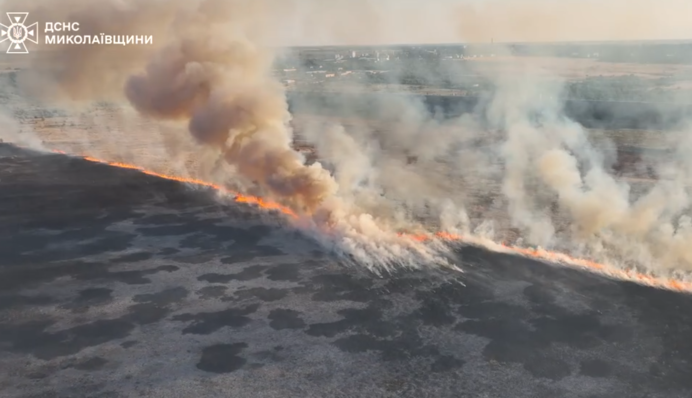 У Миколаєві другу добу гасять масштабну пожежу із загрозою детонації боєприпасів