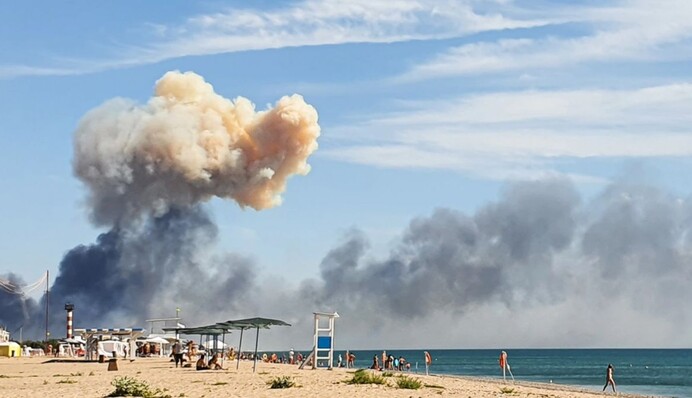Російські чиновники масово вивозять родин з Криму, - ГУР