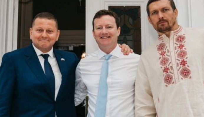 Усик в стильной вышиванке посетил Залужного