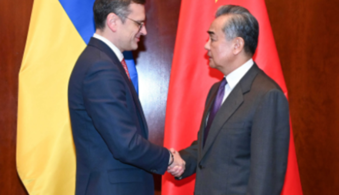 Дмитро Кулеба після переговорів з Китаєм вийшов з бажанням перекурити