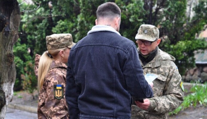 В Минобороны объяснили, когда могут прекратить вручать повестки на улицах