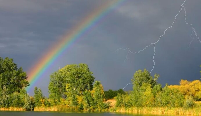 Спека буде з дощами та грозами: прогноз погоди в Україні у неділю