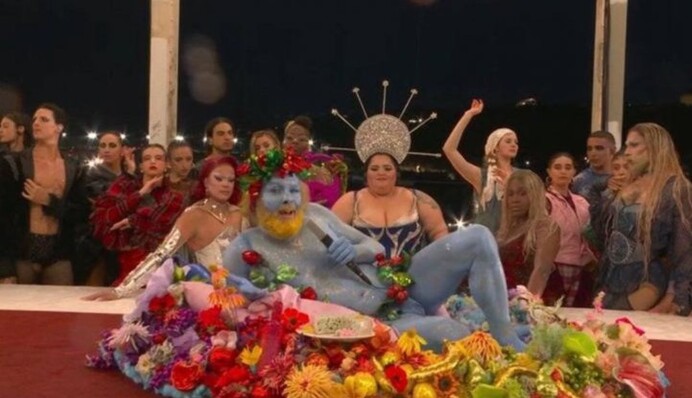 Трэш с кокошниками: в сети сравнили российских болельщиков с французскими 