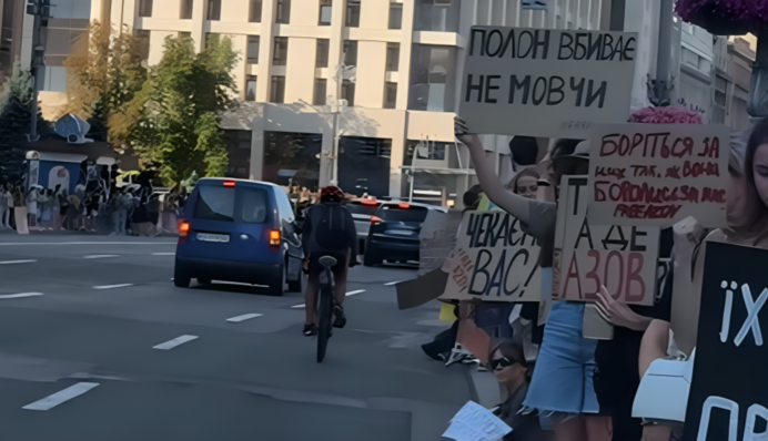 Тіна Кароль вийшла на мітинг на Хрещатик з плакатом