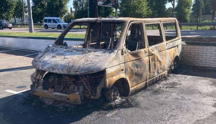 У Києві троє невідомих спалили авто для евакуації поранених