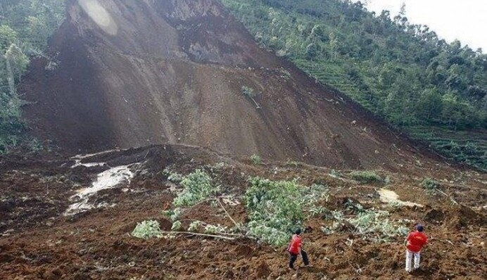 В результате оползня в Индии погибли более 30 человек