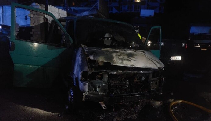 На Київщині затримали чоловіка і жінку, які палили автівки військових