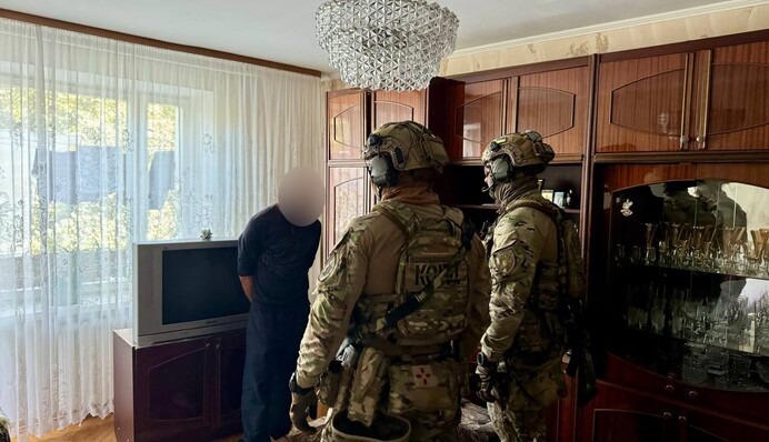 У Луцьку чоловік пістолетом погрожував поліцейським і працівникам ТЦК