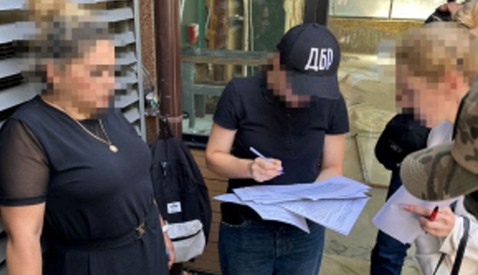 Вимагала 120 тис. доларів хабаря: ДБР схопило чиновницю Мін’юсту