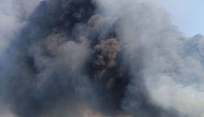 У Ростовській області спалахнула масштабна пожежа на заводі та складах