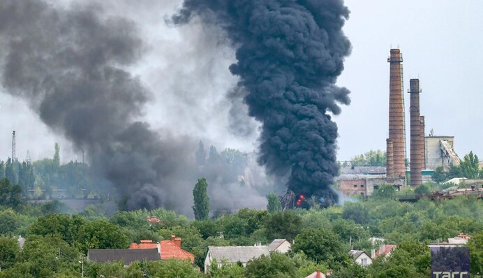 У Луганську ракети влучили у машинобудівний завод - над містом стовп чорного диму