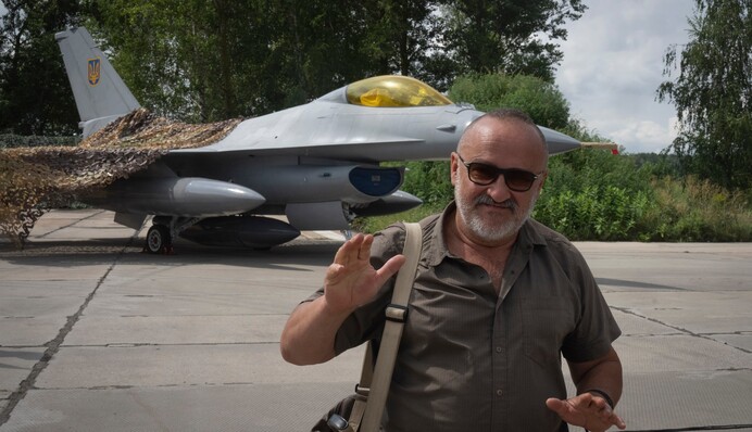 Фотограф, який зробив резонансе фото перших F-16 в Україні, зробив ще один жартівливий знімок