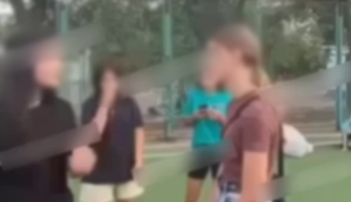 В Киеве скандал вокруг видео с жестоким избиением школьницы